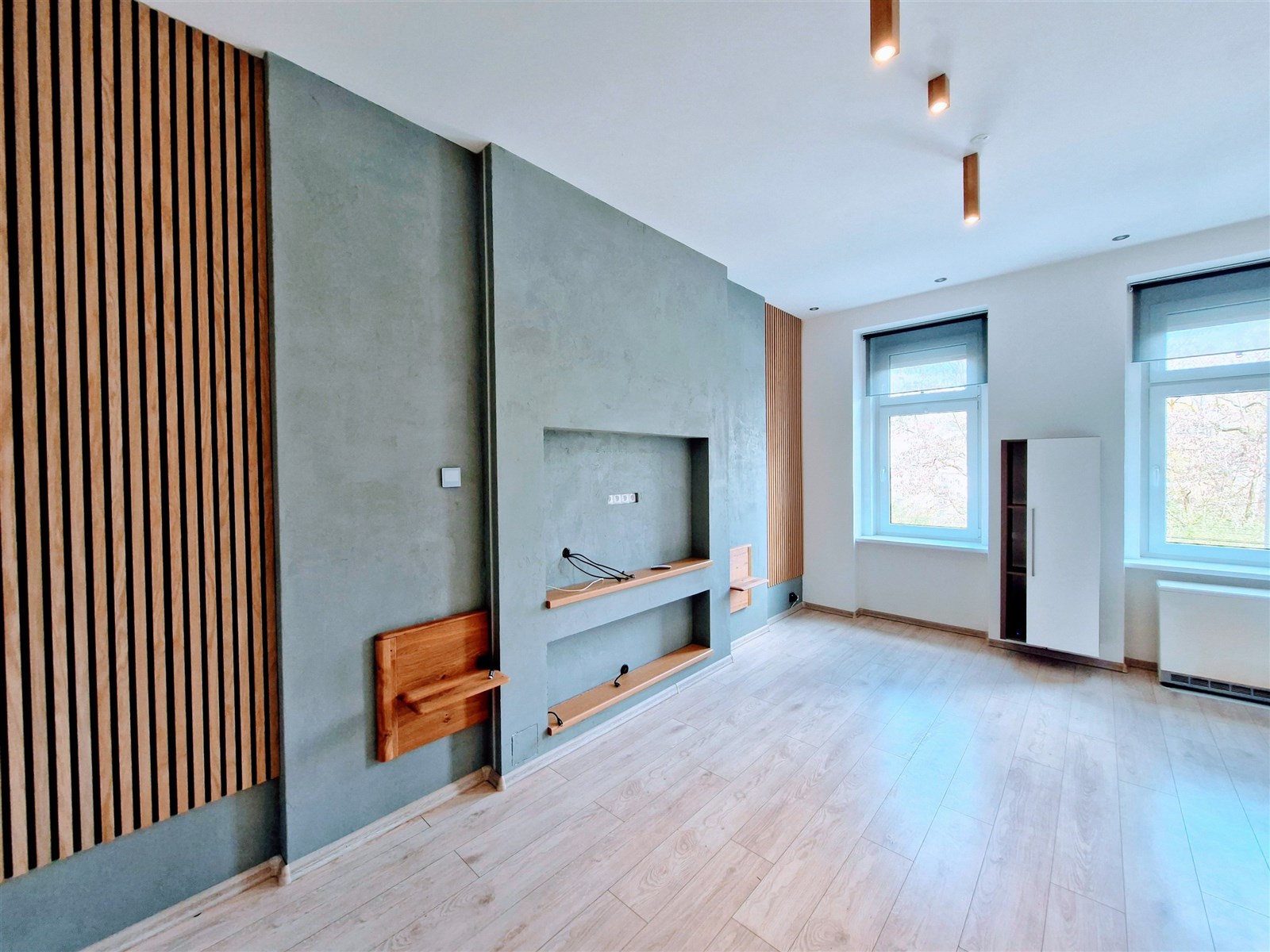 Světlý obývací pokoj s moderními prvky, dřevěnými 