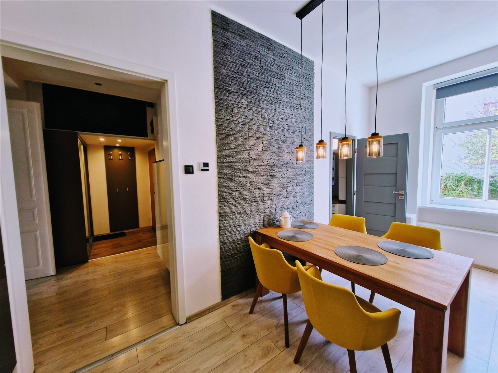 Jídelna s moderním dřevěným stolem, parketovou pod