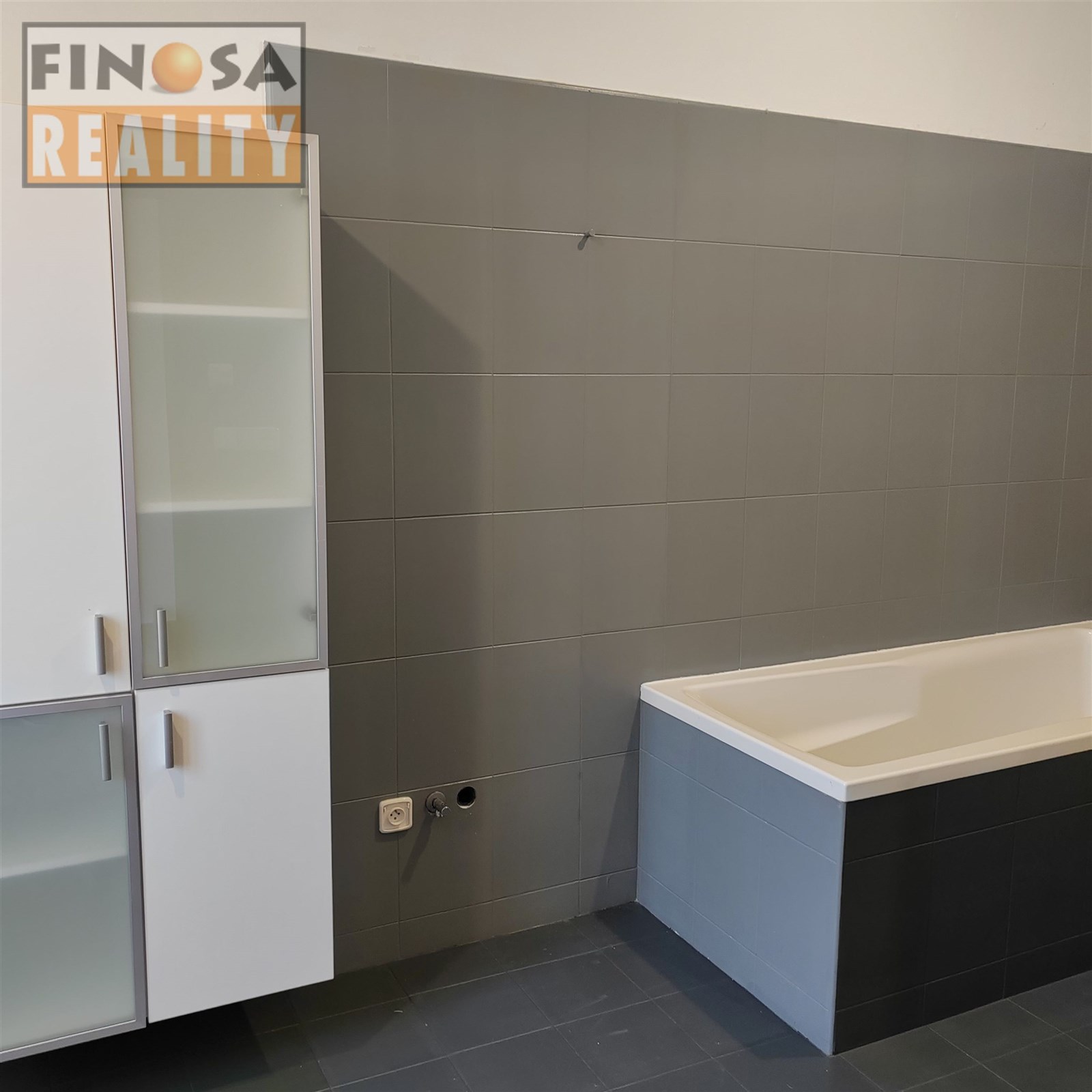 Kompaktní kuchyň s dřevěnými skříňkami, moderními 