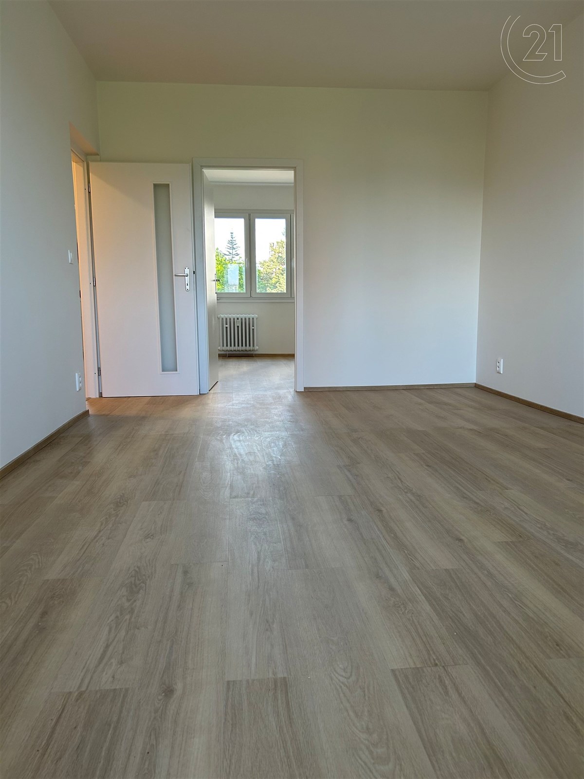 Obývací pokoj průchod do ložnice