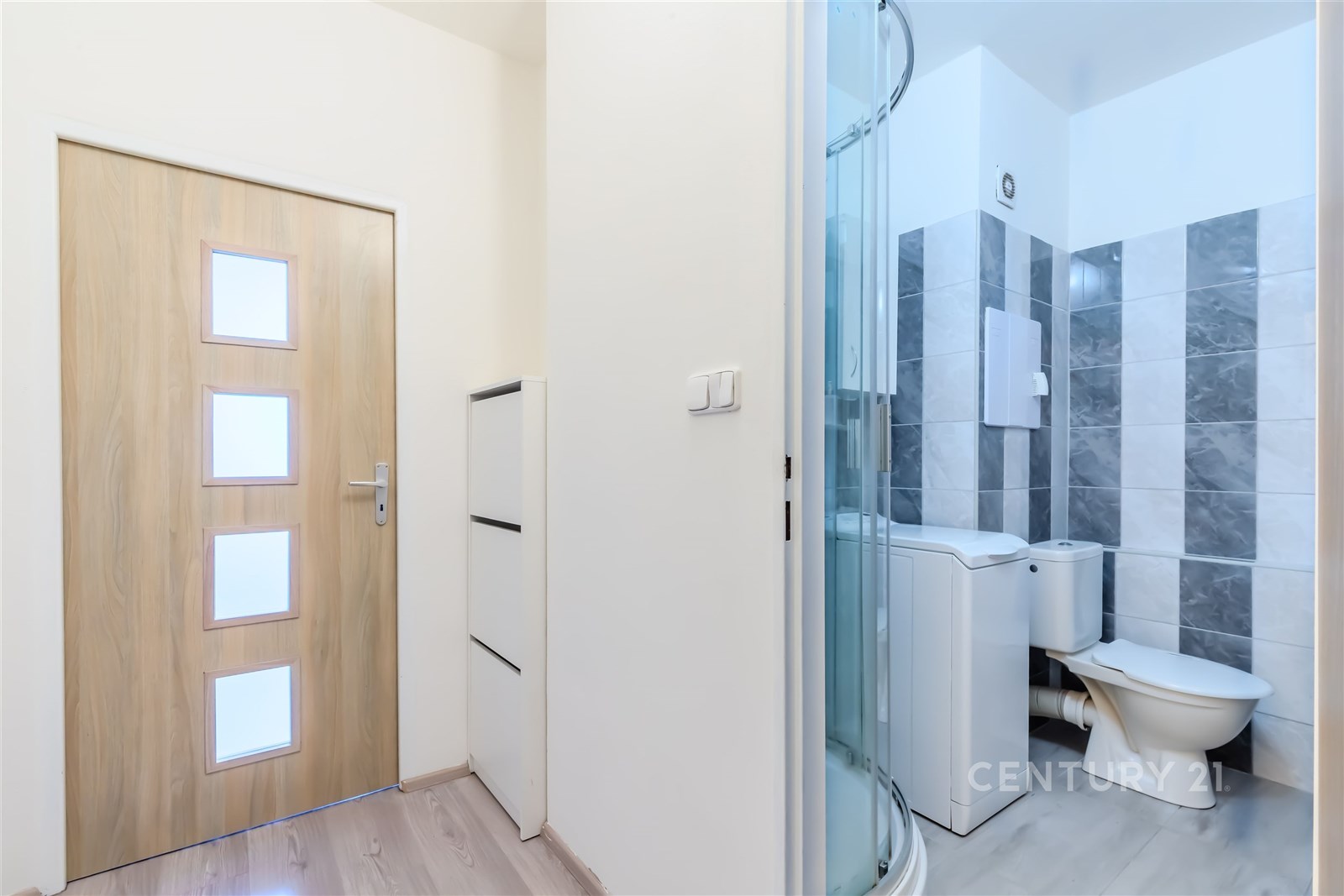 Chodba se vstupem do koupelny s WC