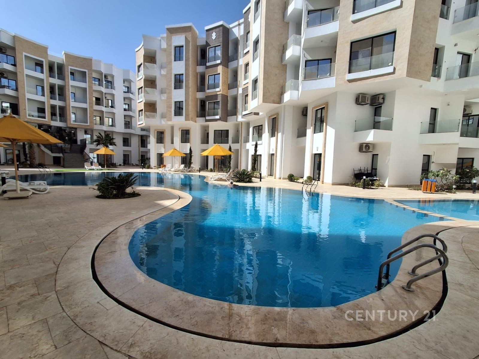 Apartmánový komplex s bazénem