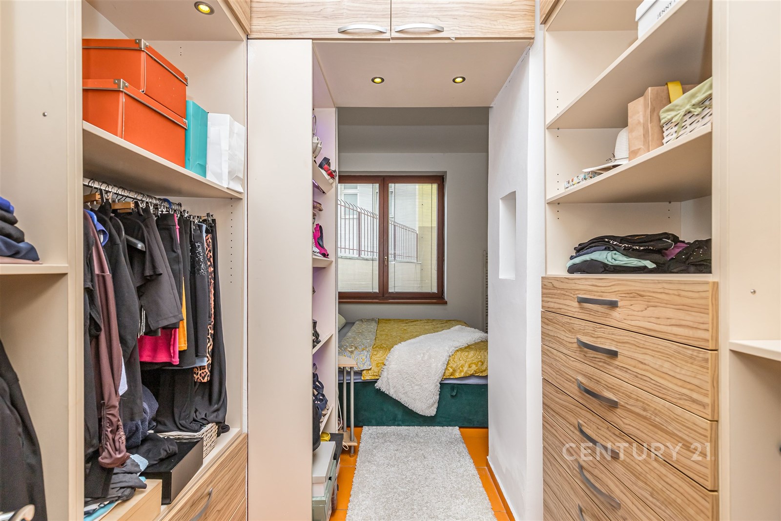 Průchozí šatna do ložnice