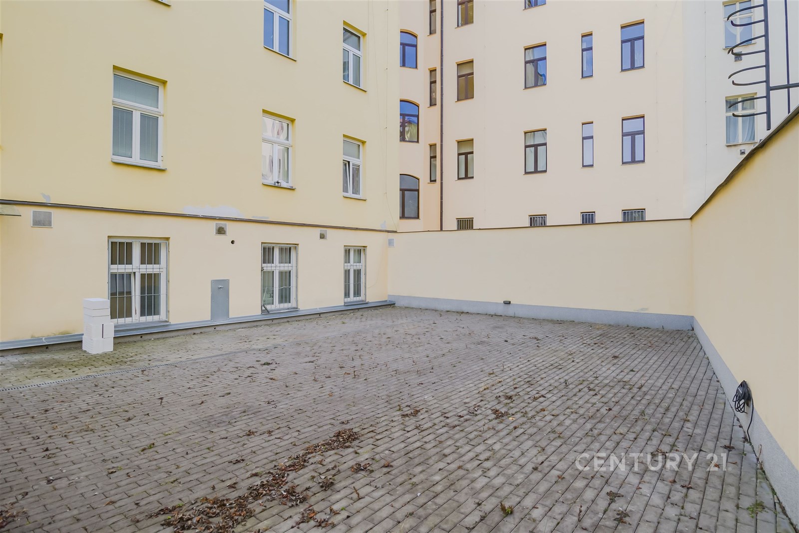 Dvůr domu k dispozici