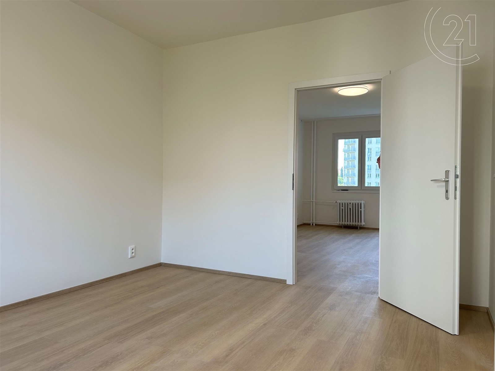 Ložnice, průchod do obývacího pokoje
