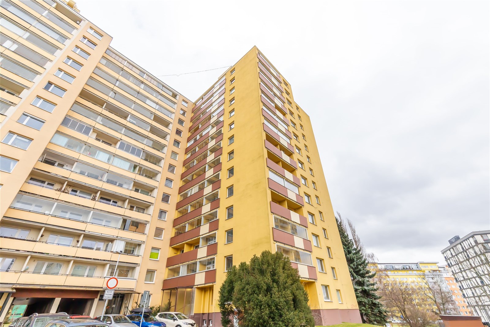 Vchod do domu ze západu