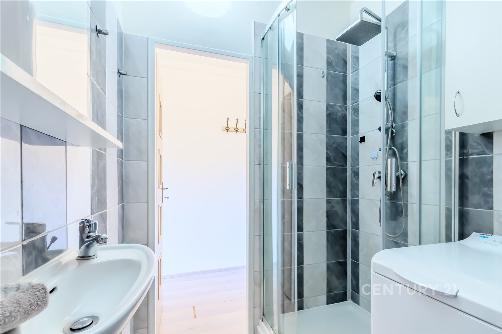 Sprchový kout v koupelně s WC