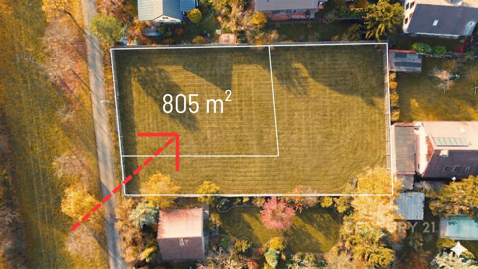 Pozemek o rozloze 805 m2 v klidné lokalitě, obklopený zelení a příjezdovou cestou, ideální pro výstavbu rodinného domu nebo rekreačního objektu.