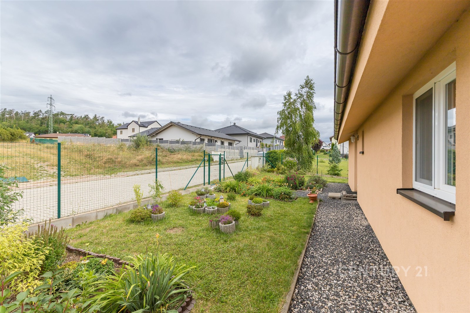 Dům a předzahrádka JZ