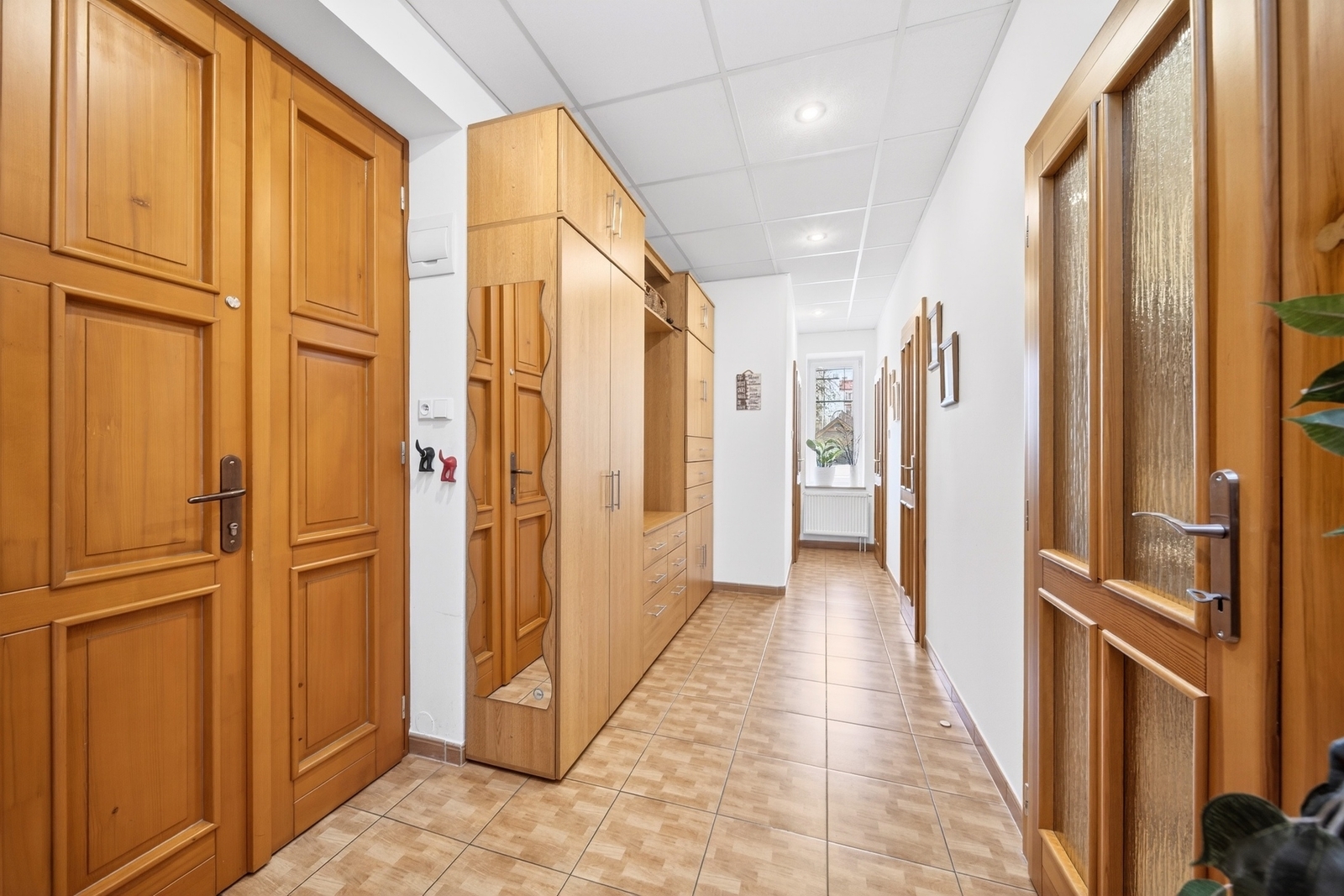 chodba s vest. skříní