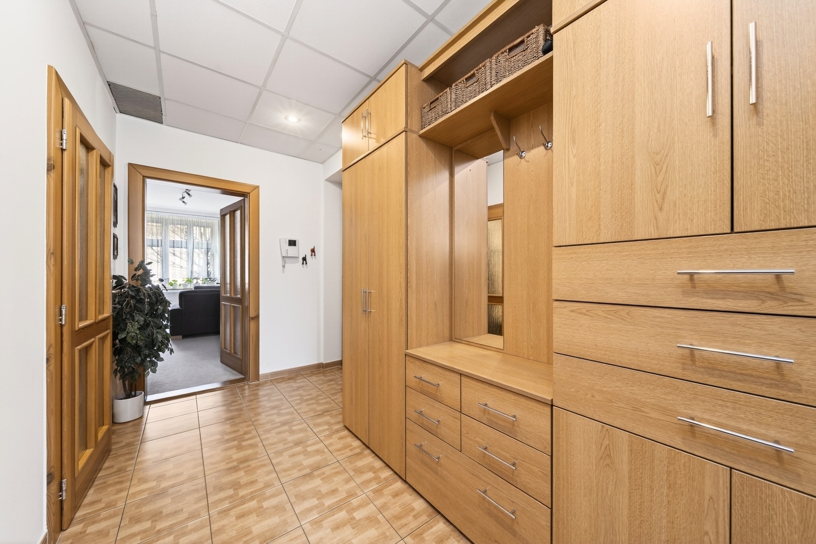 chodba s vest. skříní