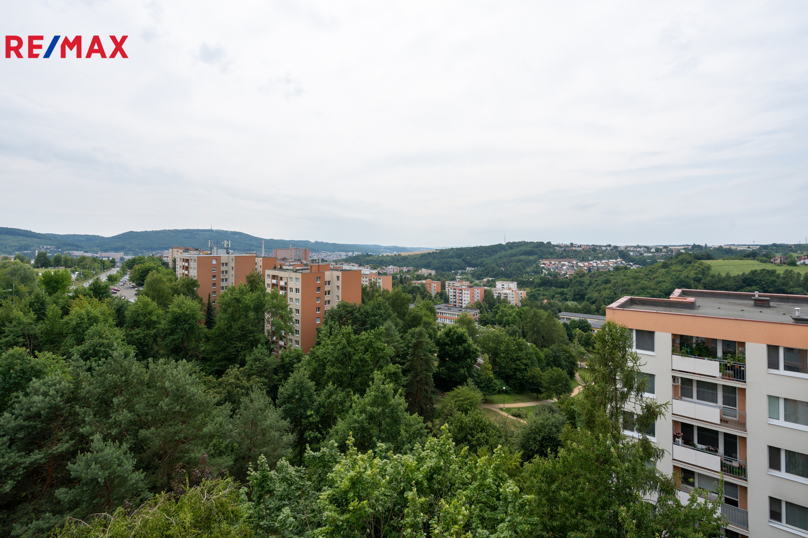 výhled do zeleně z lodžie - na jih