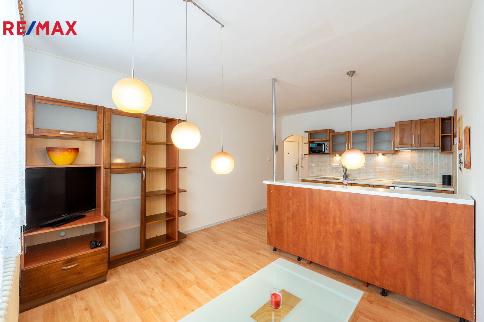 obývák s kuchyní - předěleno jídelním ostrůvkem