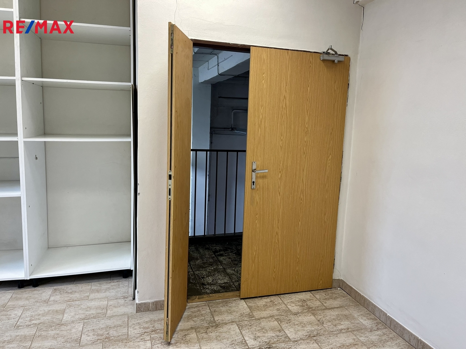možnost přemístění materiálu do patra