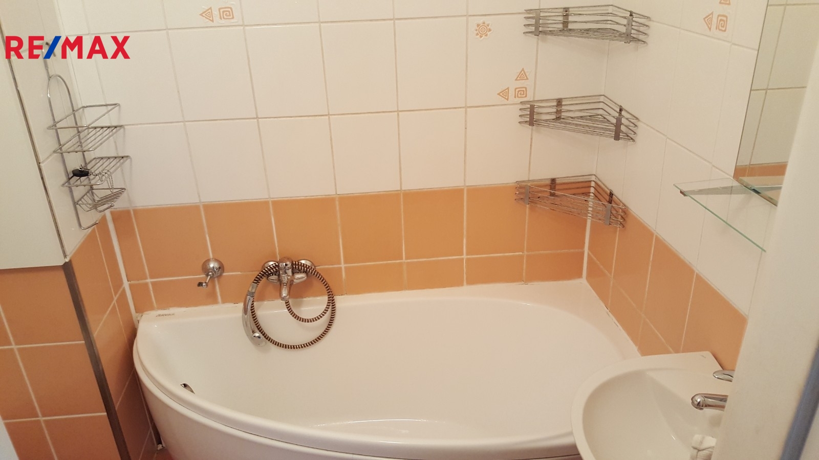 Koupelna s rohovou vanou a umyvadlem