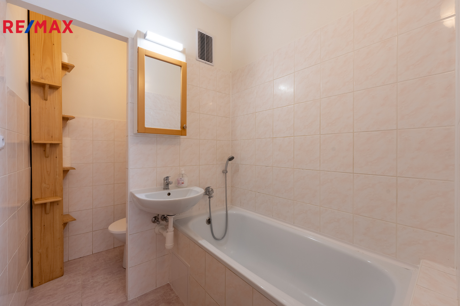 koupelna -s vanou a umyvadlem a wc