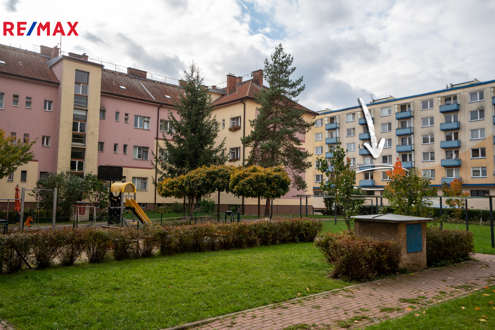 označený byt, dětské hřiště za domem