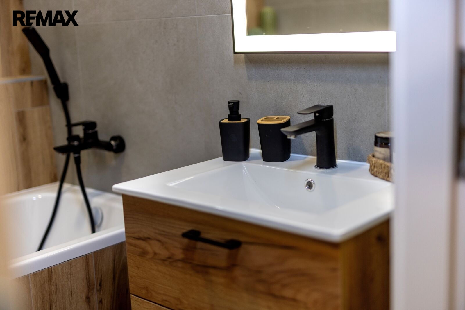 +420 604 191 744 I denisa.myslivcova@re-max.cz