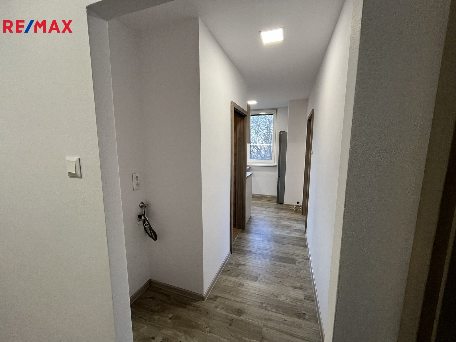 místo pro pračku a sušičku