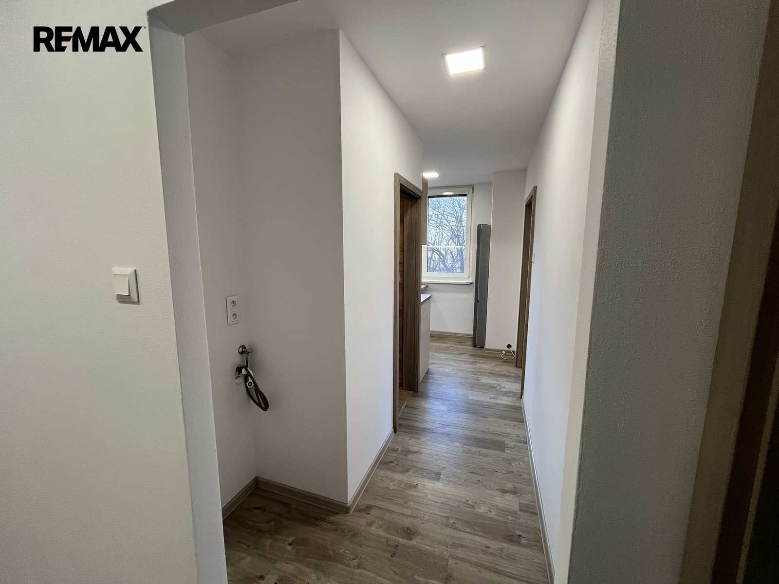 místo pro pračku a sušičku