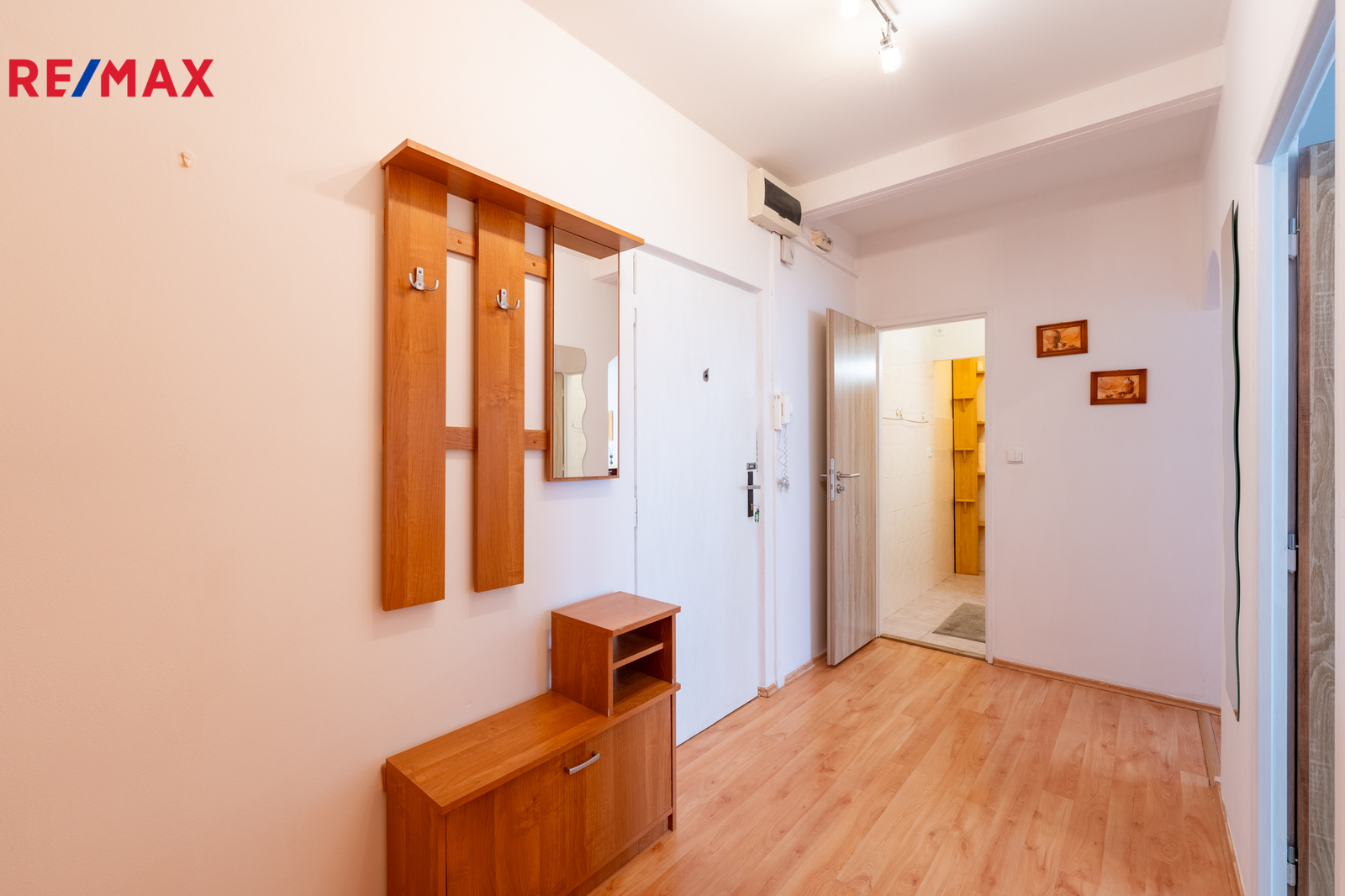 chodba - botník a vstup do koupelny