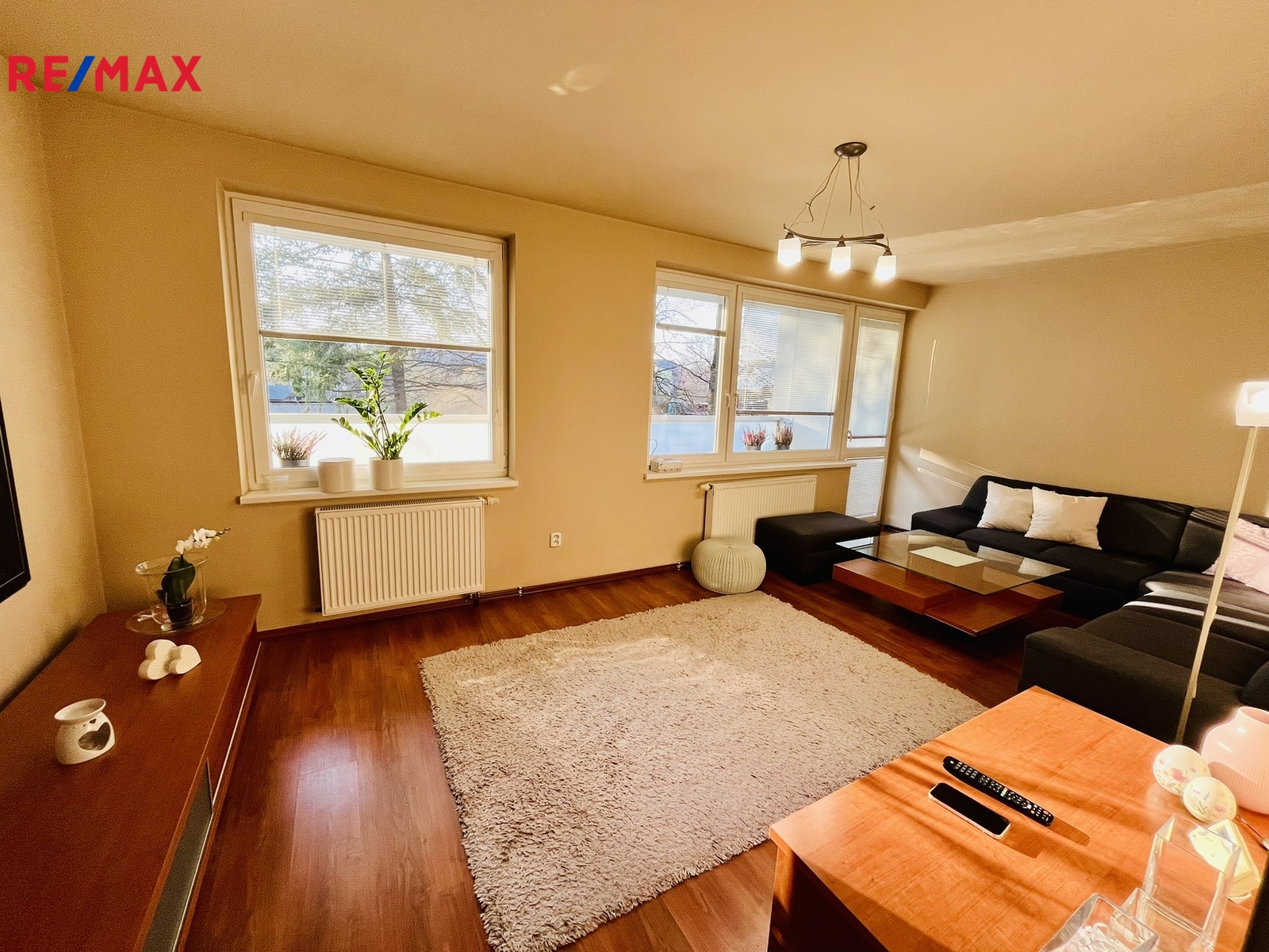 Obývací pokoj s 2 propojenými lodžiemi