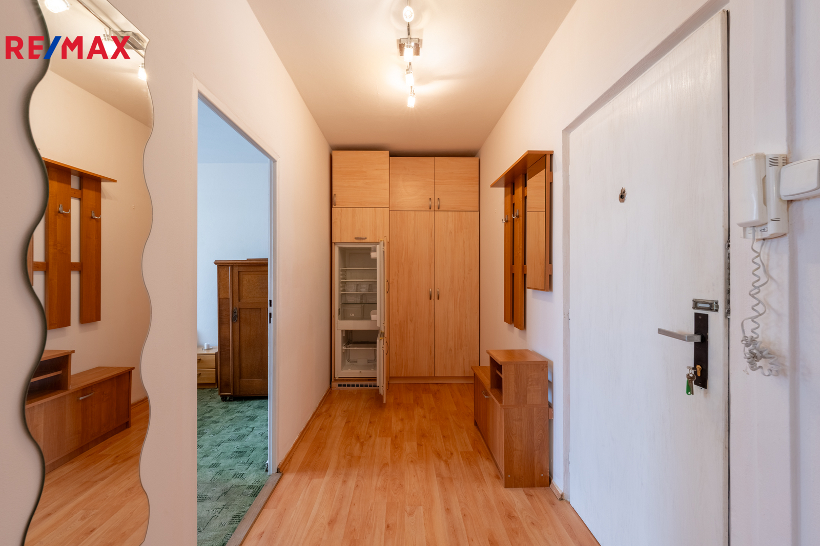 úložné a šatní prostory na chodbě