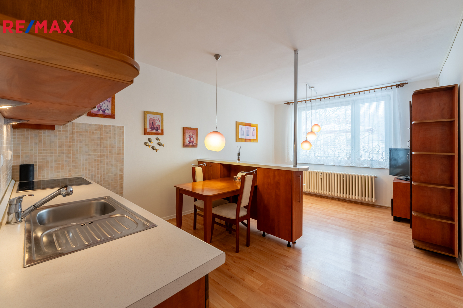 kuchyň s jídelním koutem přechází do obývací místnosti