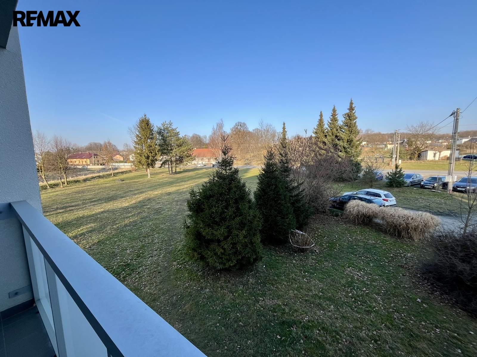 Pohled z lodžie z dětského pokoje a ložnice