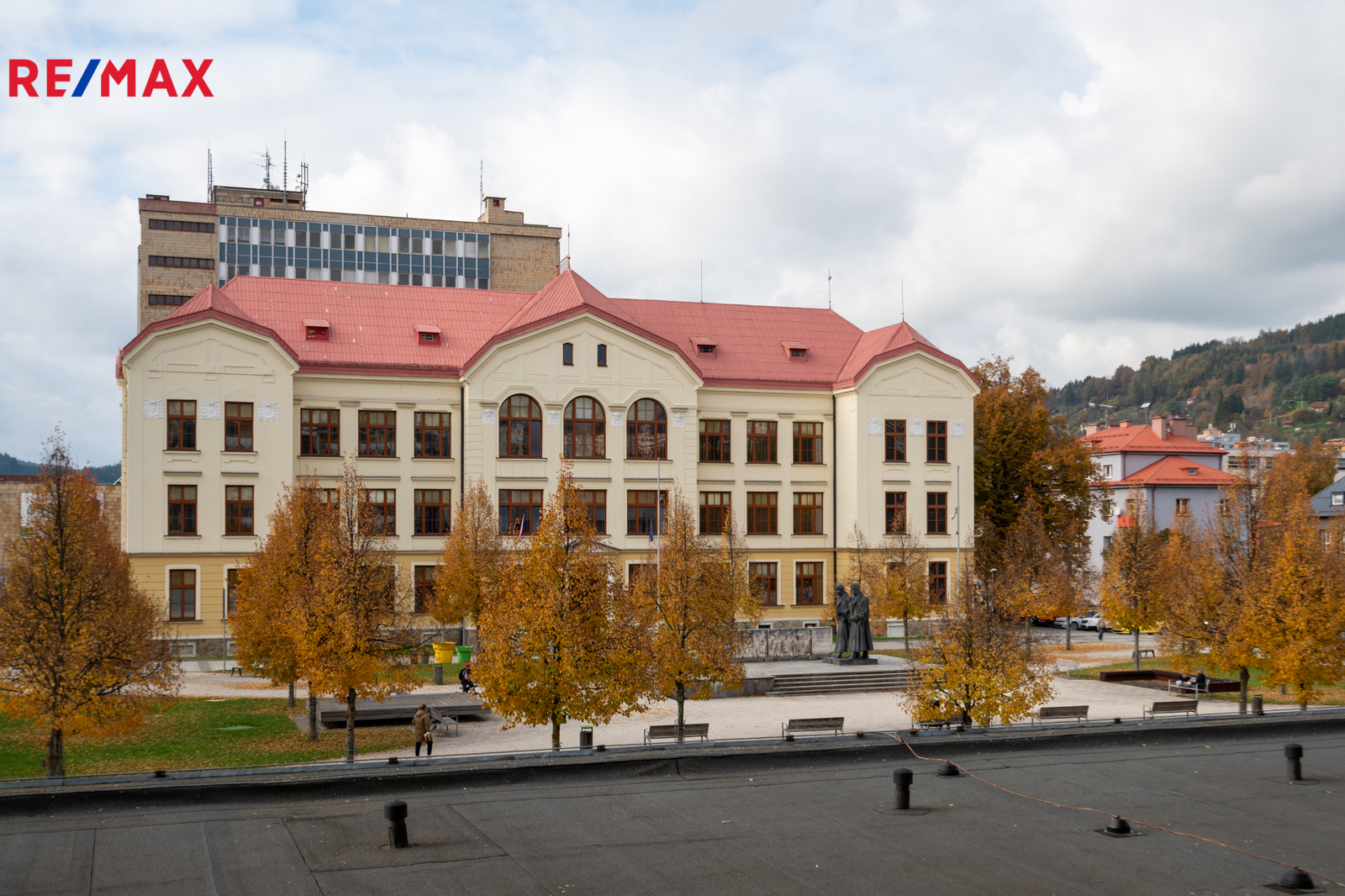 přímý výhled z kuchyně a lodžie