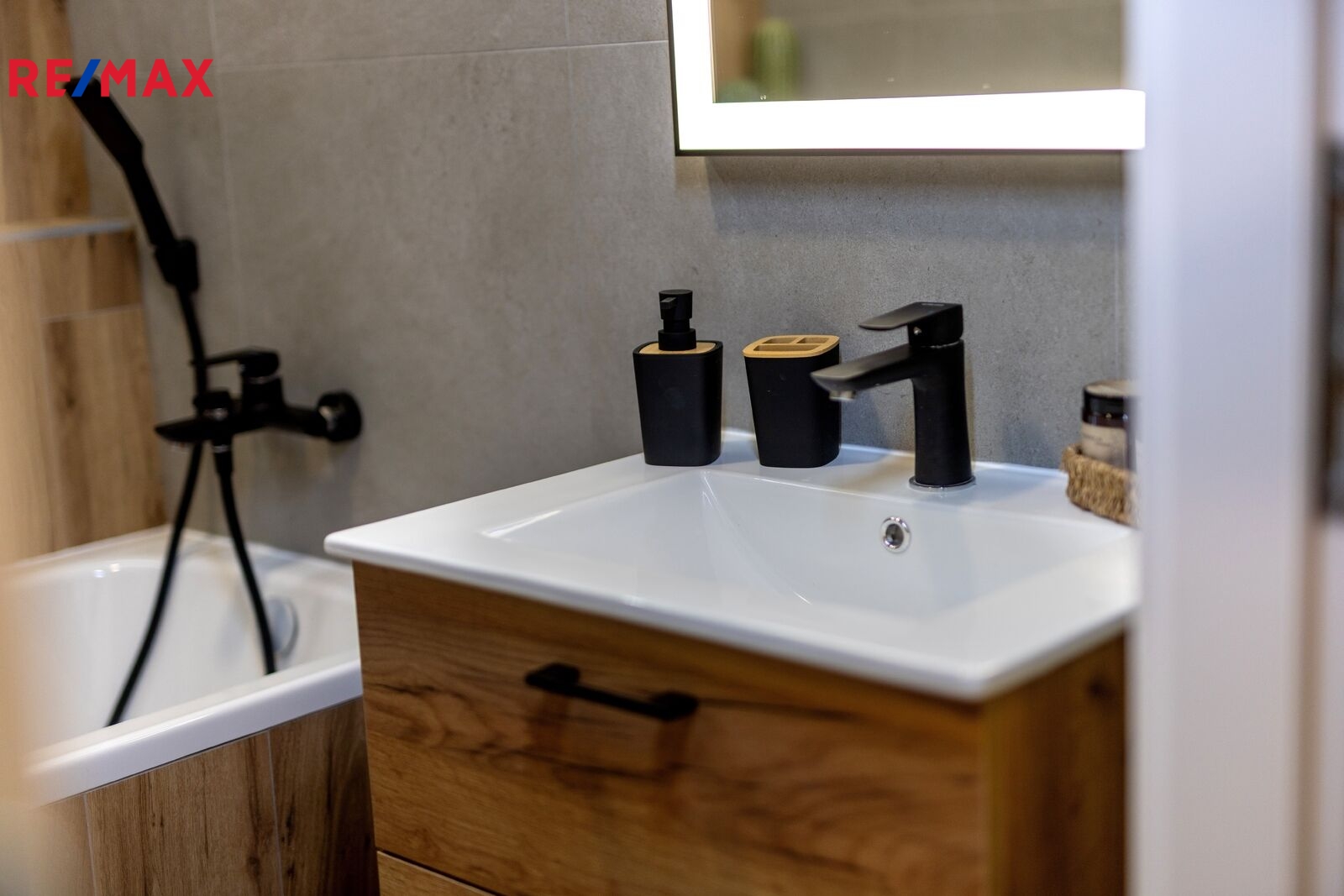 +420 604 191 744 I denisa.myslivcova@re-max.cz