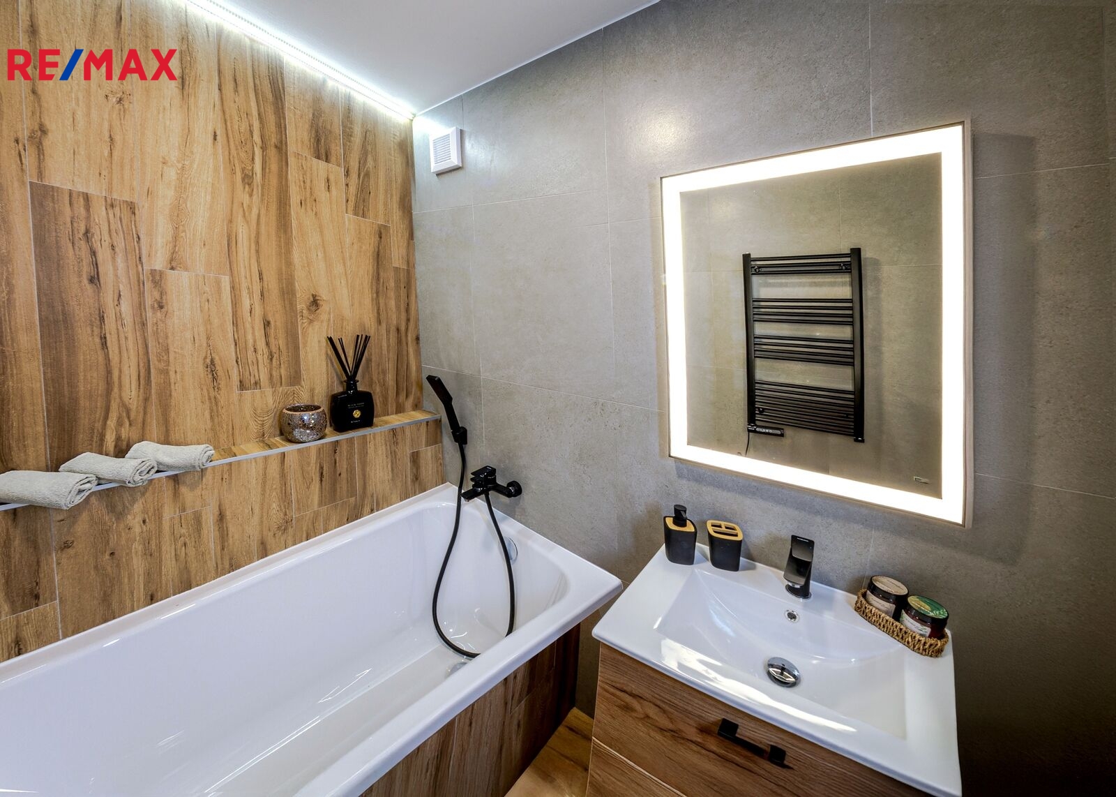 +420 604 191 744 I denisa.myslivcova@re-max.cz