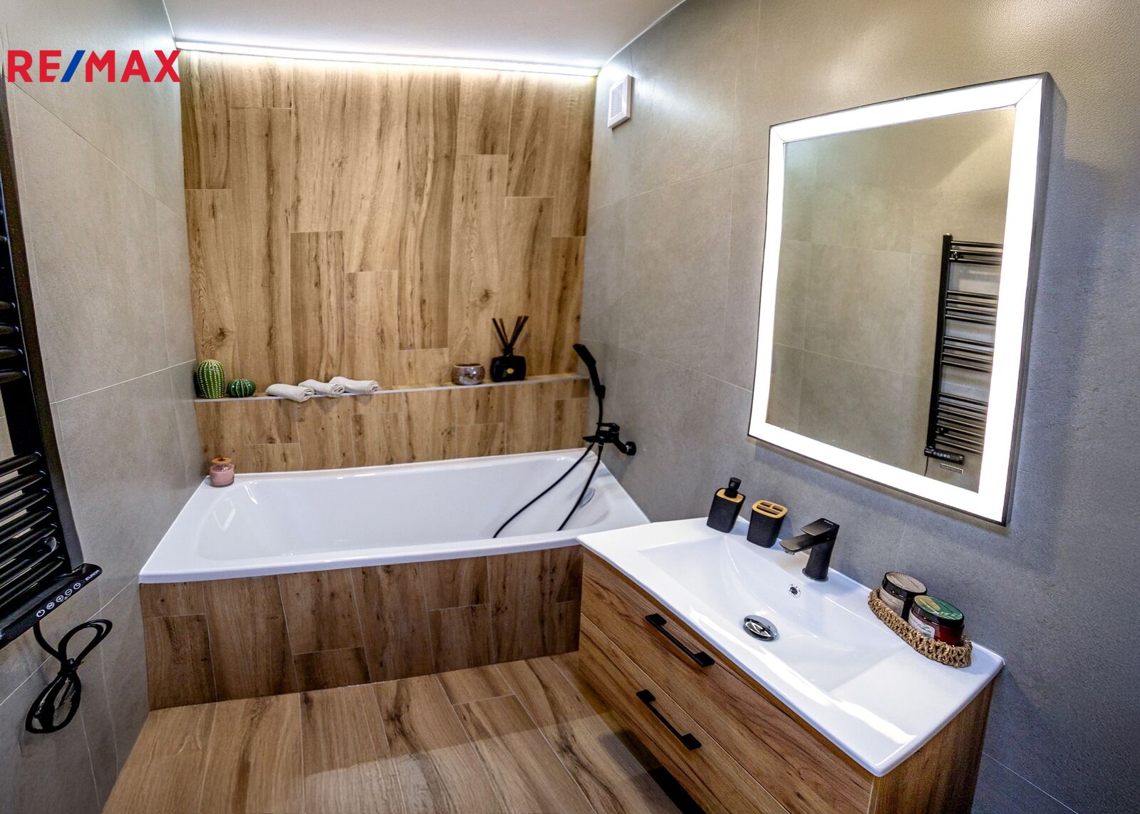 +420 604 191 744 I denisa.myslivcova@re-max.cz