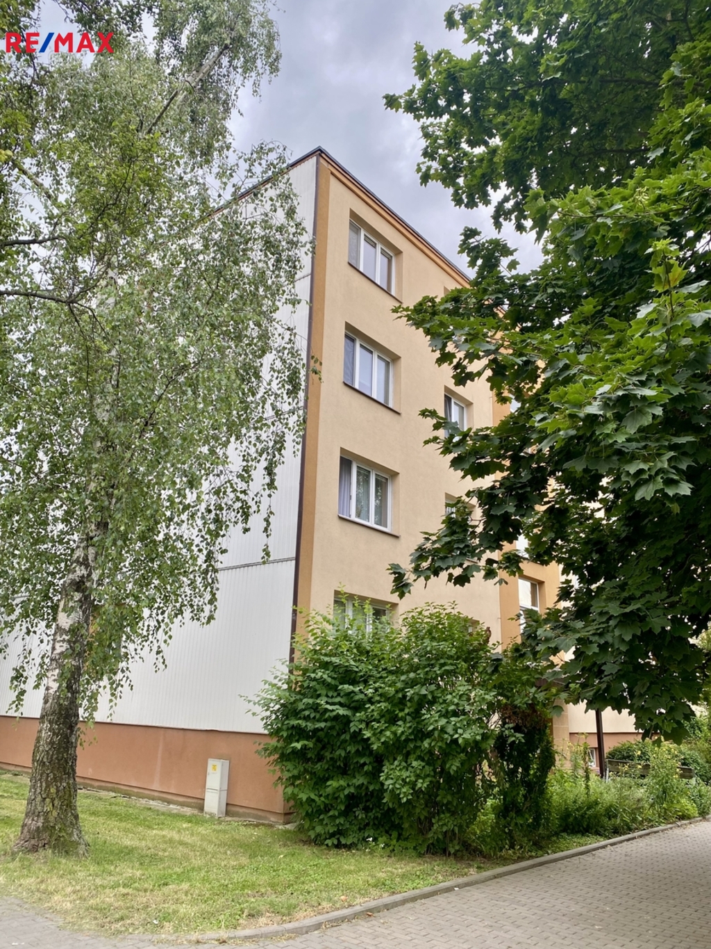 pohled na dům - obklopen zelení