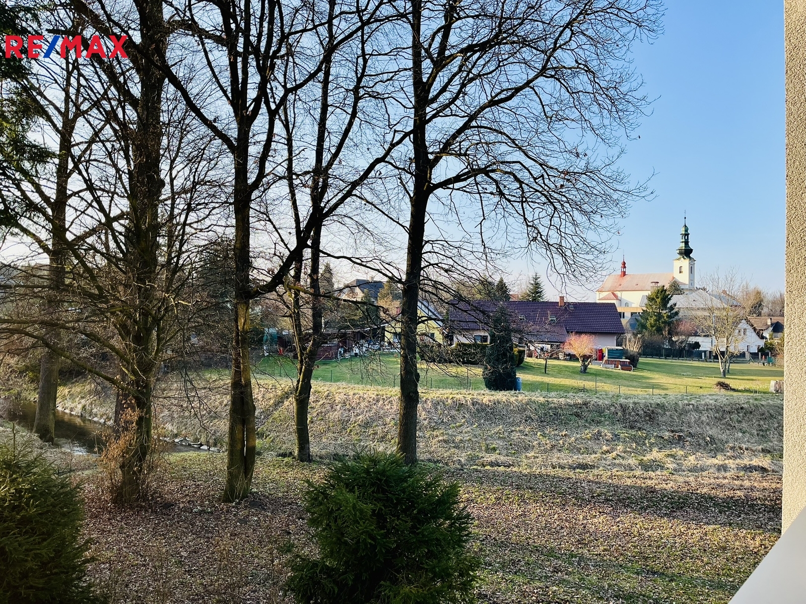 Pohled z lodžie z obývacího pokoje