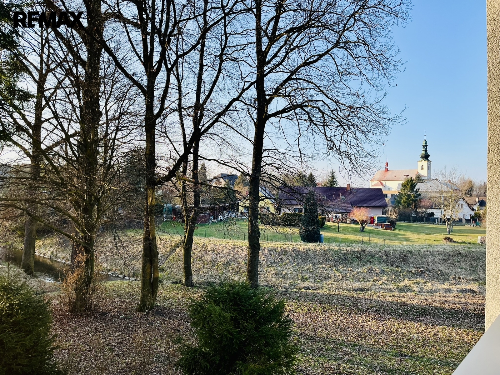 Pohled z lodžie z obývacího pokoje