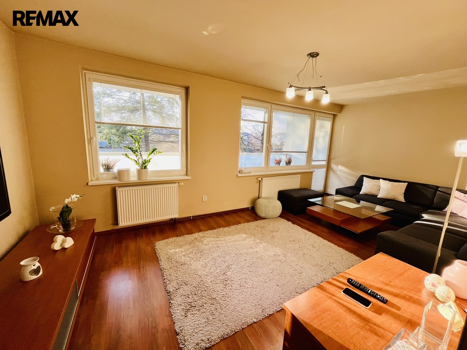 Obývací pokoj s 2 propojenými lodžiemi