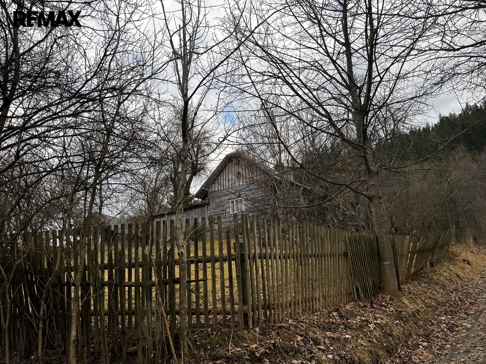 pohled na chalupu z kraje zahrady