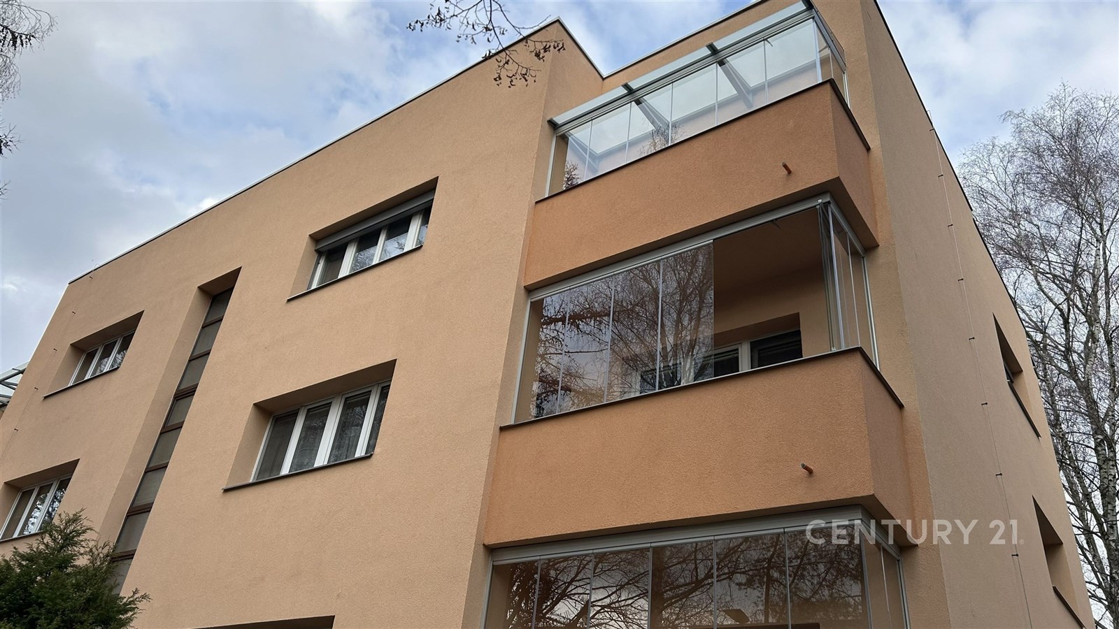 Fasáda bytového domu s moderními okny, zateplená f