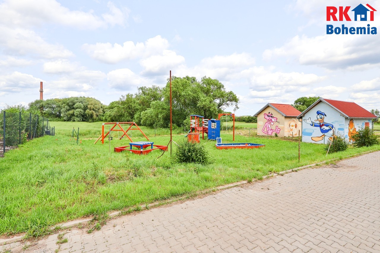 hřiště vedle domu