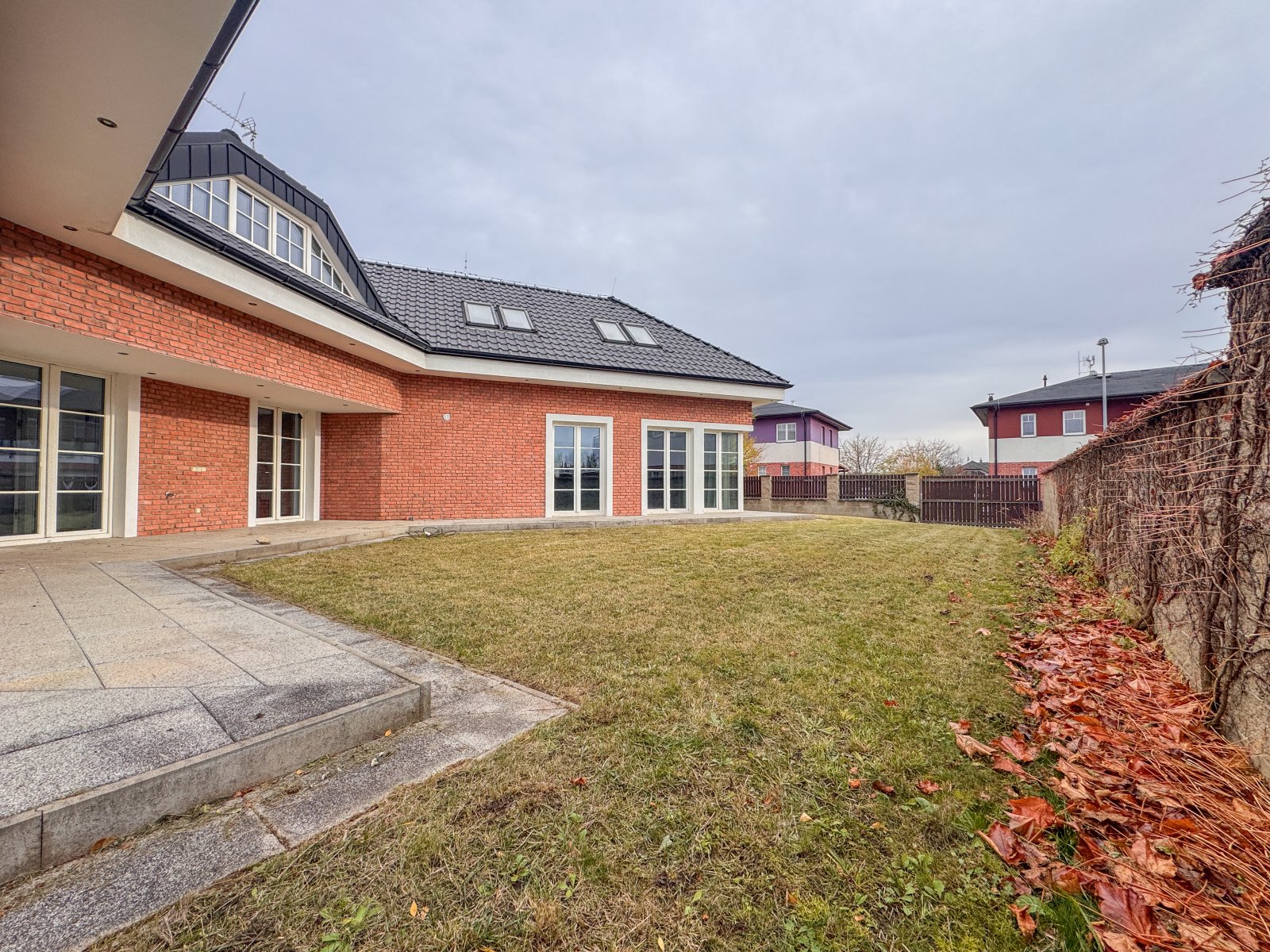 pohled na dům ze zahrady