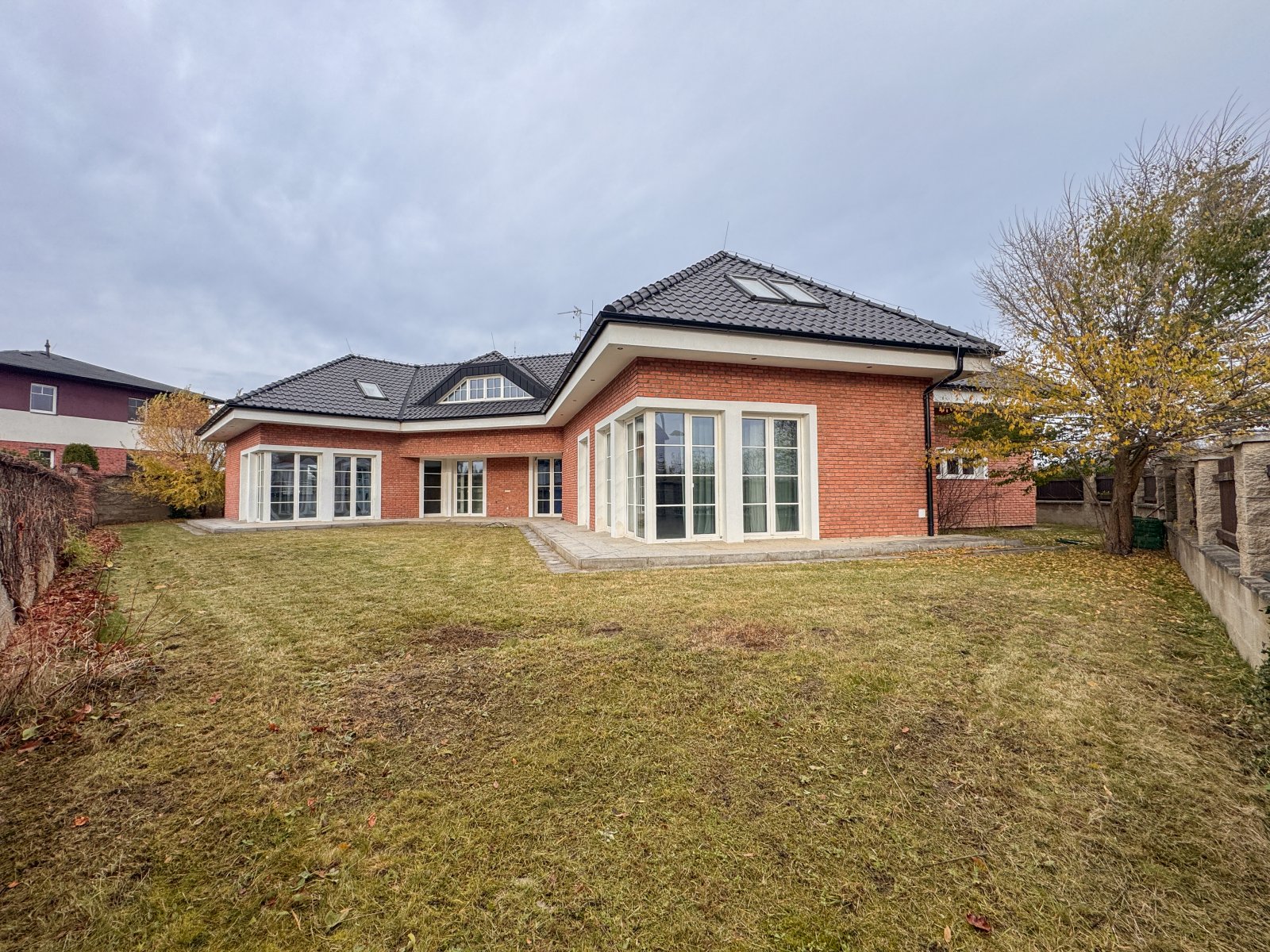 pohled na dům ze zahrady