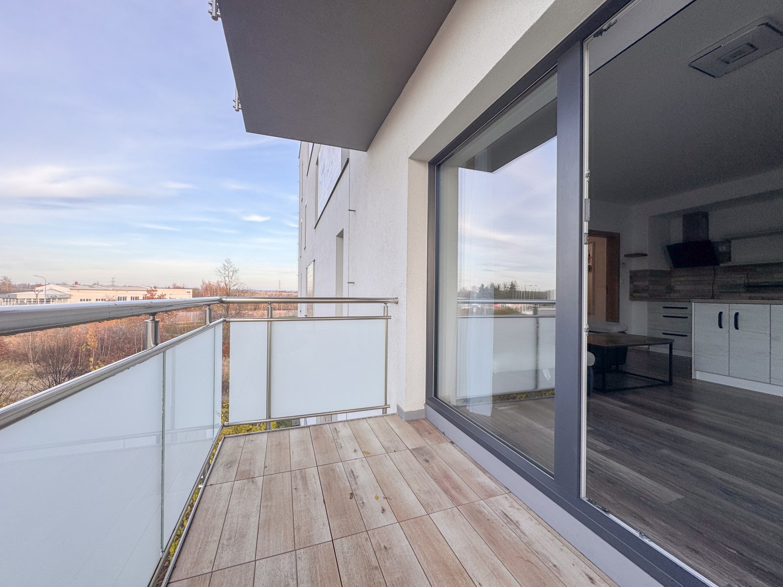 balkón s pohledem do obývacího pokoje