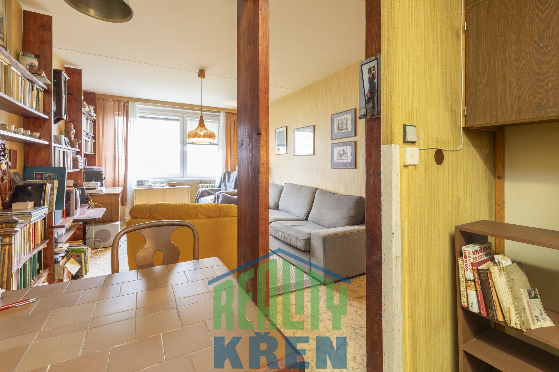 pohled na obývací pokoj 