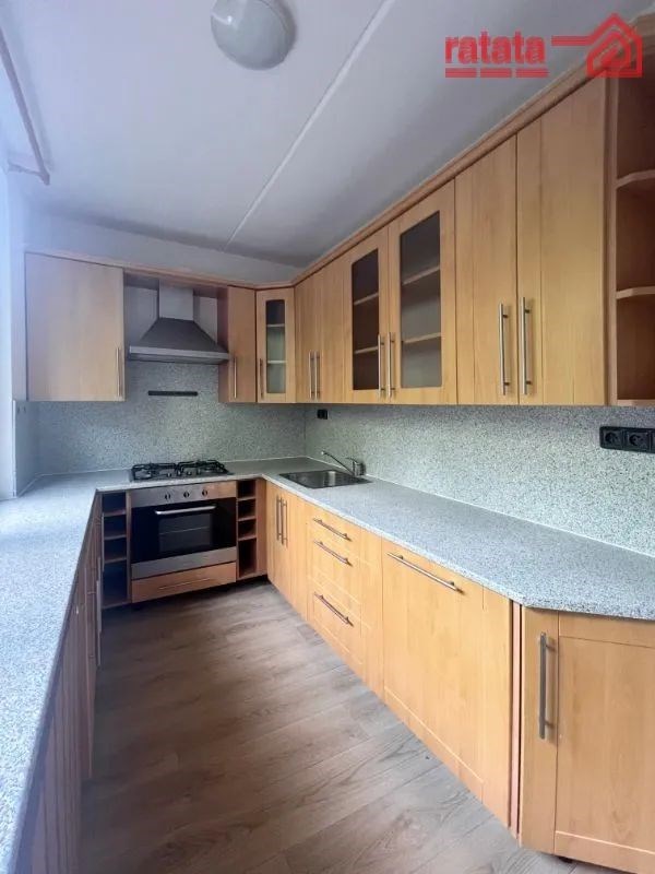 kuchyně s backsplash, trouba, digestoř, a dřevěná 