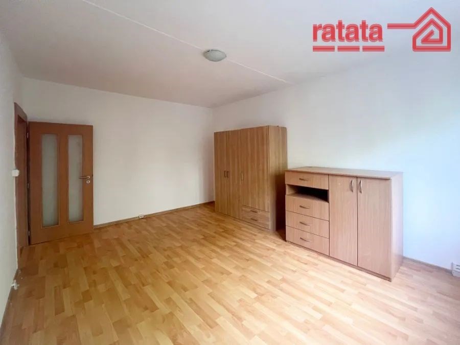 prázdná místnost s dřevěná podlaha