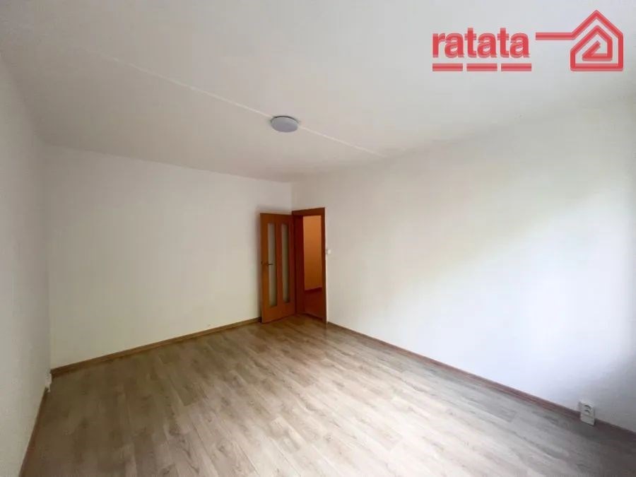 prázdná místnost s dřevěná podlaha