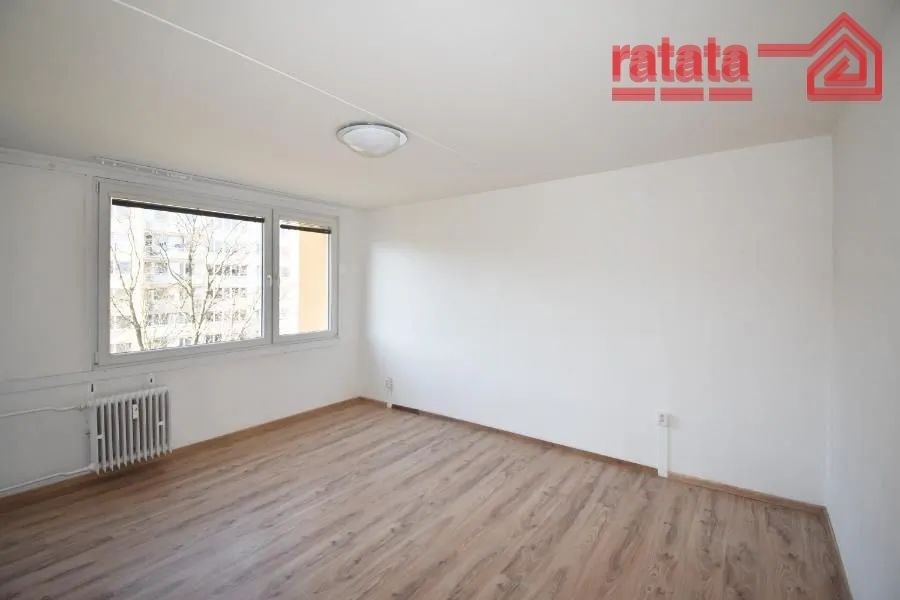 prázdná místnost s radiátor, dřevěná podlaha, a přirozené světlo