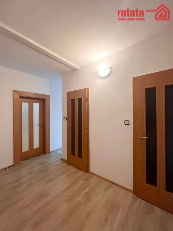 prázdná místnost s dřevěná podlaha