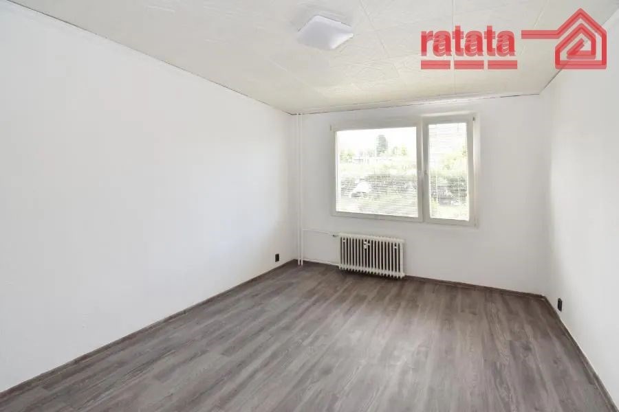 prázdná místnost s radiátor, dřevěná podlaha, a př